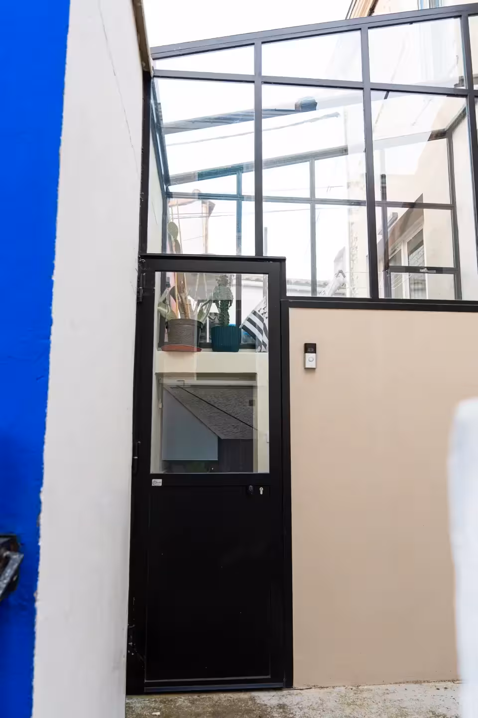 Verrière sur-mesure noire avec porte vitrée intégrée à Trentemoult, fabriquée et posée par Coyac