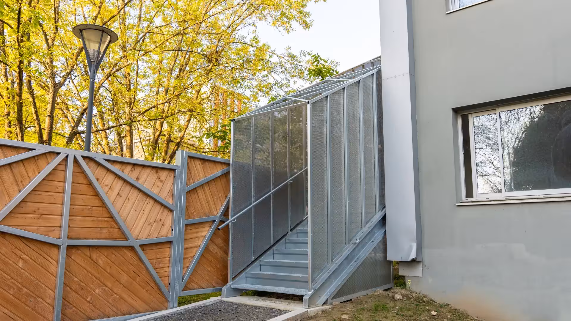 Vue frontale d'une cage d'escalier extérieure en acier galvanisé sur-mesure, installée au CHU Saint-Jacques de Nantes par Coyac