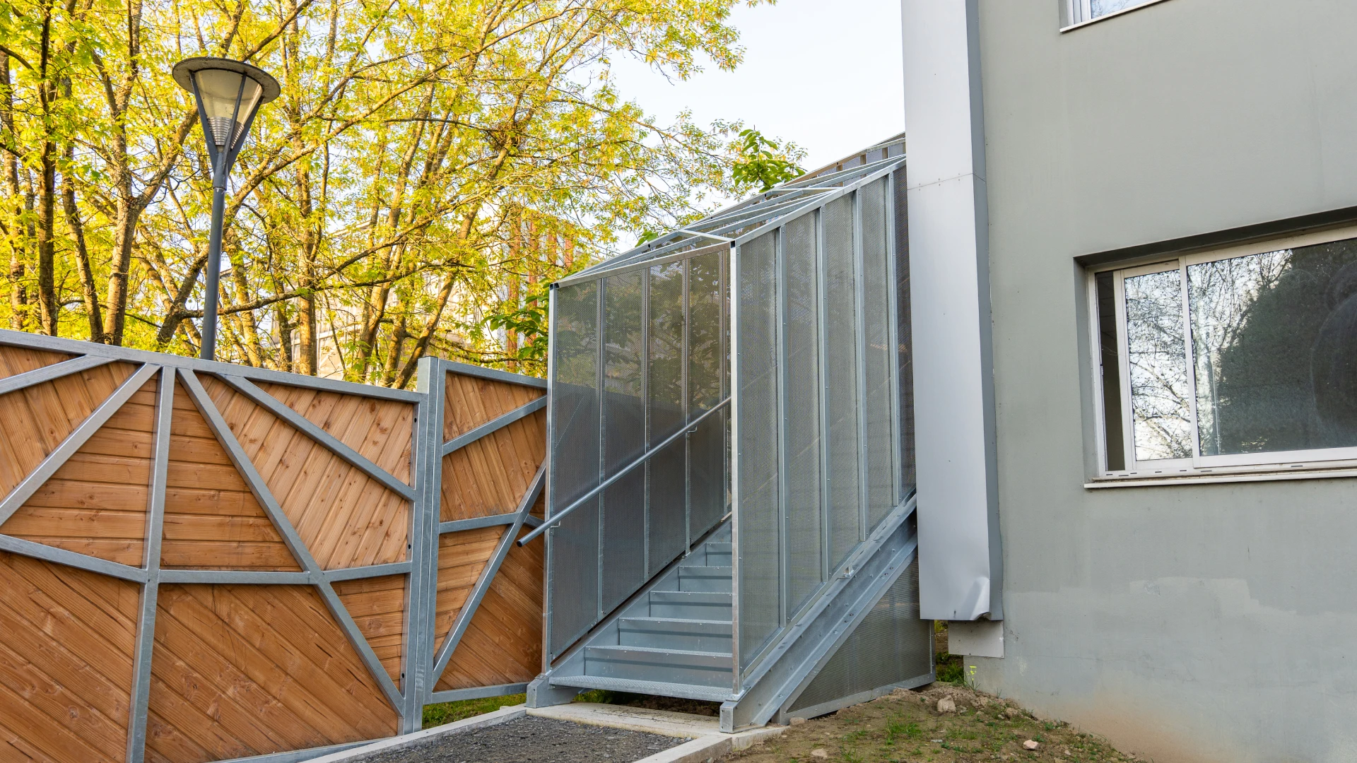Vue frontale d'une cage d'escalier extérieure en acier galvanisé sur-mesure, installée au CHU Saint-Jacques de Nantes par Coyac