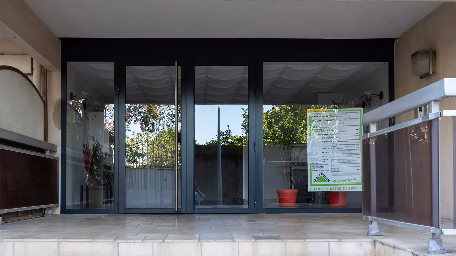 Ouvrage menuisé en acier noir avec porte vitrée double battant pour le hall d'entrée d'un immeuble à Nantes, fabriqué et posé par Coyac