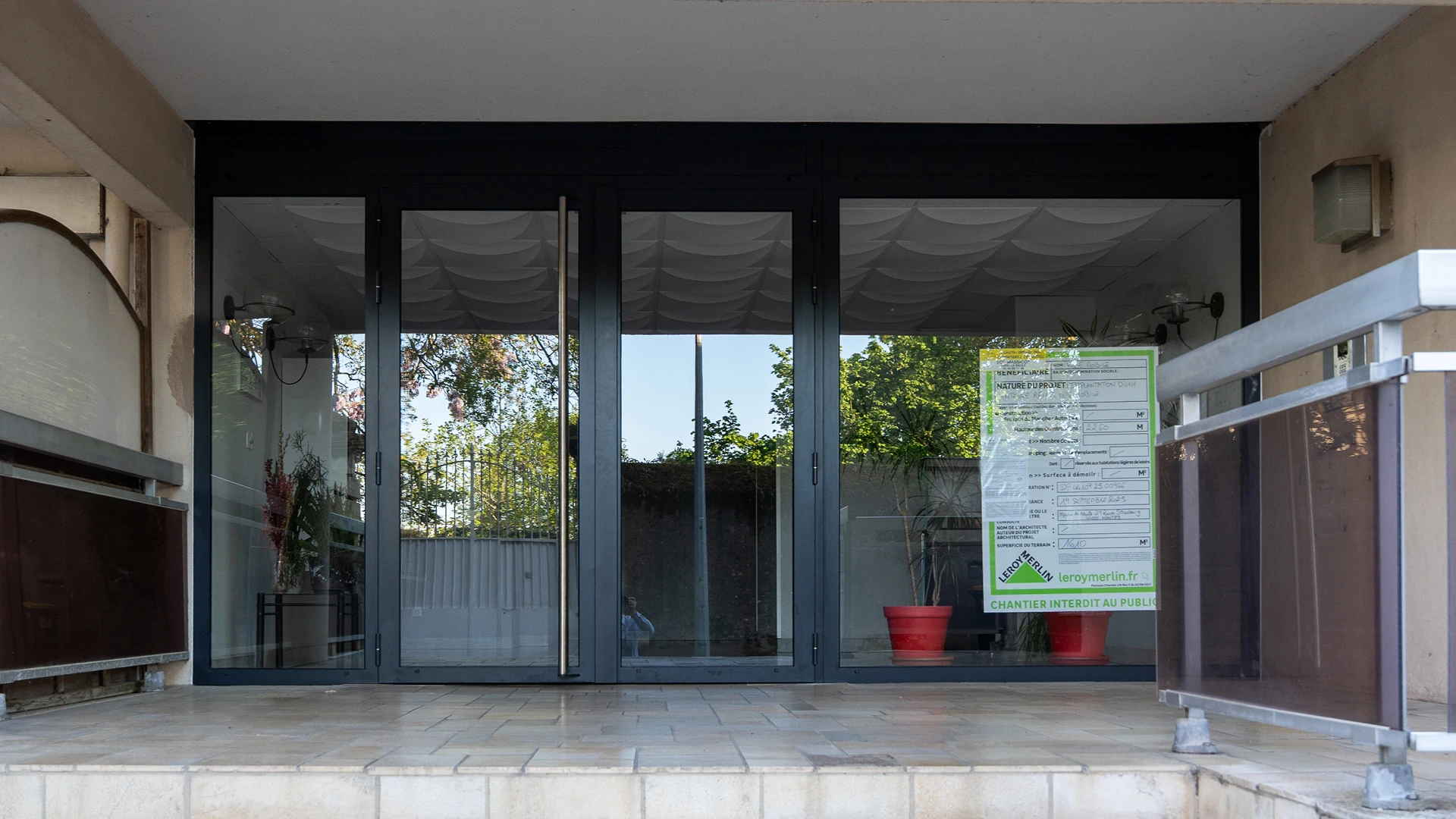 Ouvrage menuisé en acier noir avec porte vitrée double battant pour le hall d'entrée d'un immeuble à Nantes, fabriqué et posé par Coyac