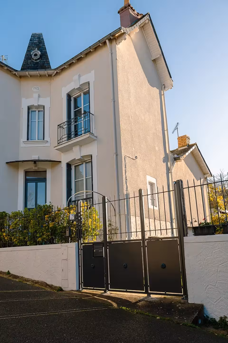 Installation du portail sur site, avec un calage minutieux des trois parties pour garantir un fonctionnement fluide et une intégration parfaite à la clôture existante.