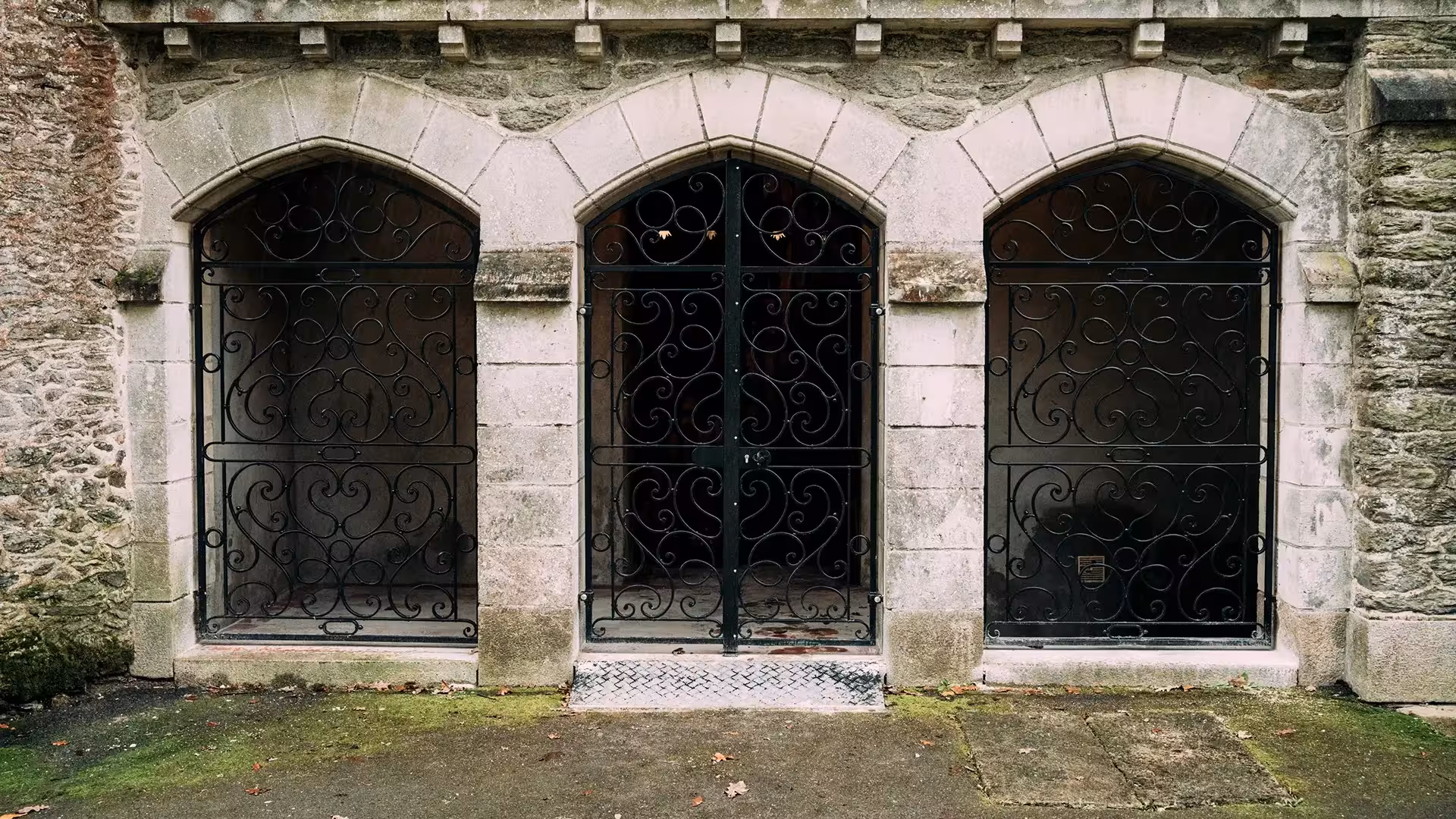 Trois grilles en fer forgé sur-mesure intégrées à la façade en pierre d'un bâtiment ancien près de la Beaujoire à Nantes, réalisées par Coyac