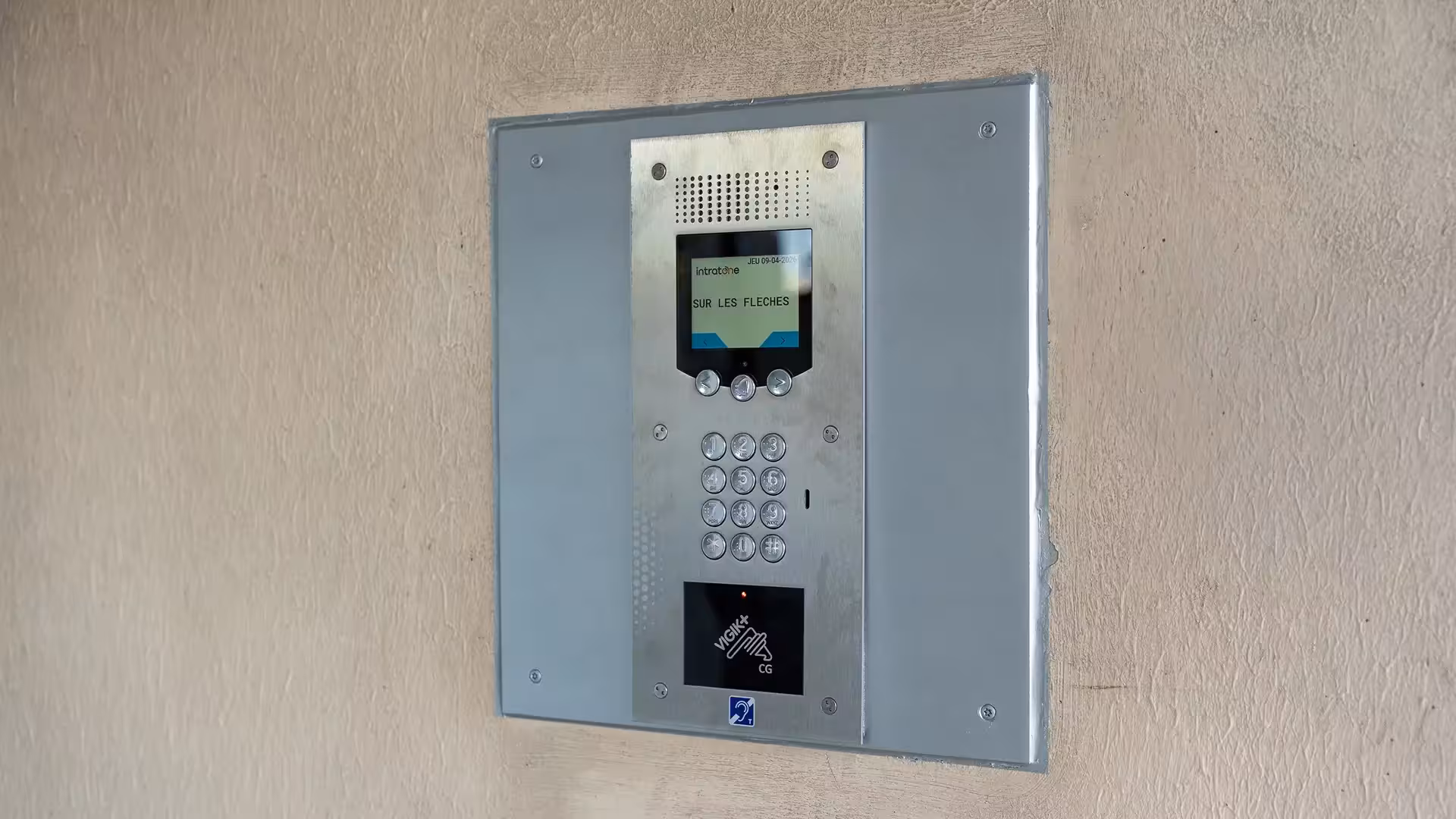 Interphone et contrôle d'accès Vigik installés par l'électricien en coordination avec la pose de la porte de hall réalisée par Coyac à Nantes
