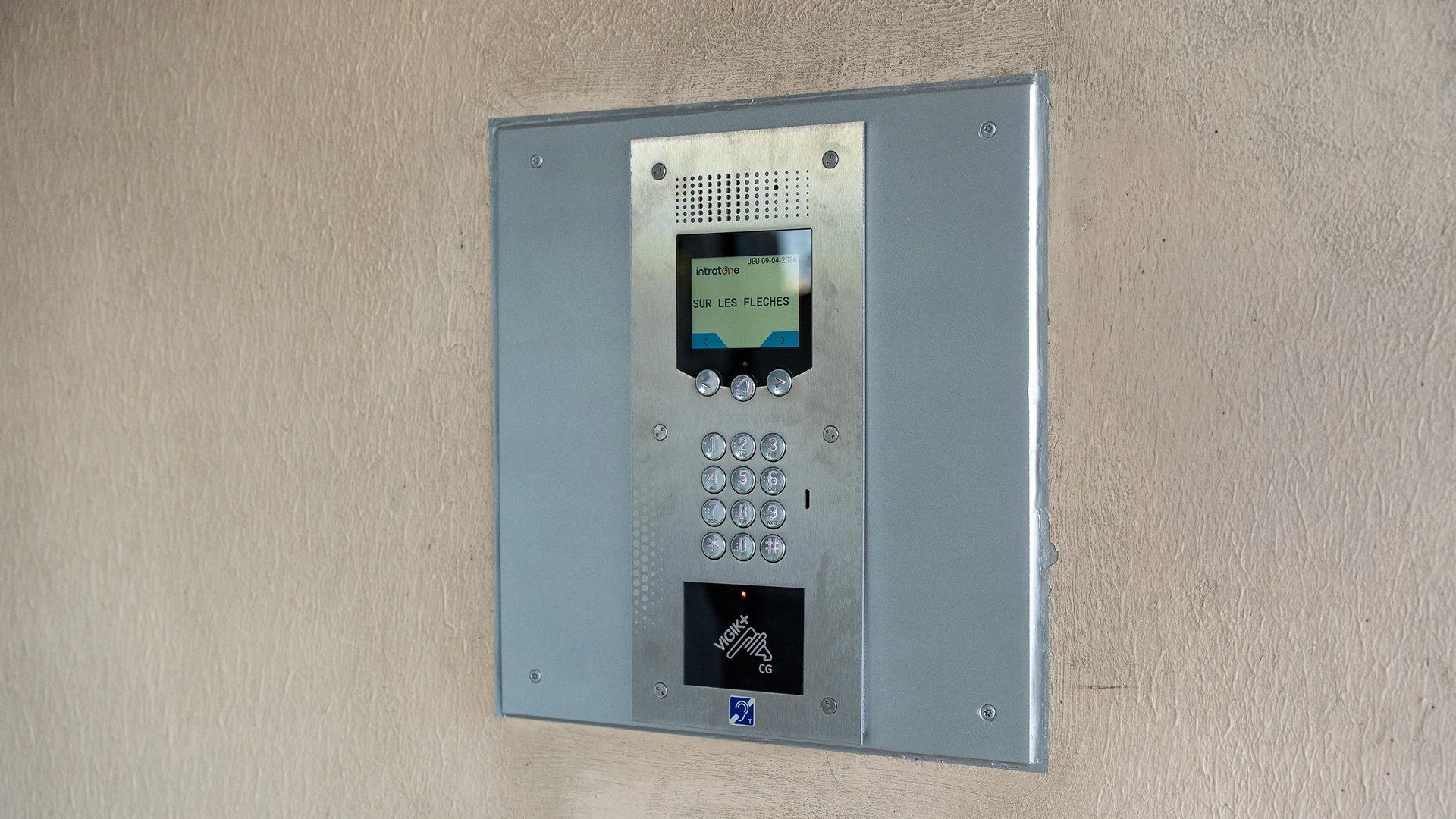 Interphone et contrôle d'accès Vigik installés par l'électricien en coordination avec la pose de la porte de hall réalisée par Coyac à Nantes