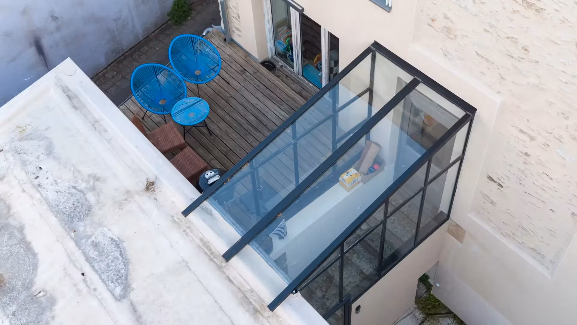 Vue aérienne d'une verrière sur-mesure à toiture vitrée installée sur une terrasse à Trentemoult par Coyac