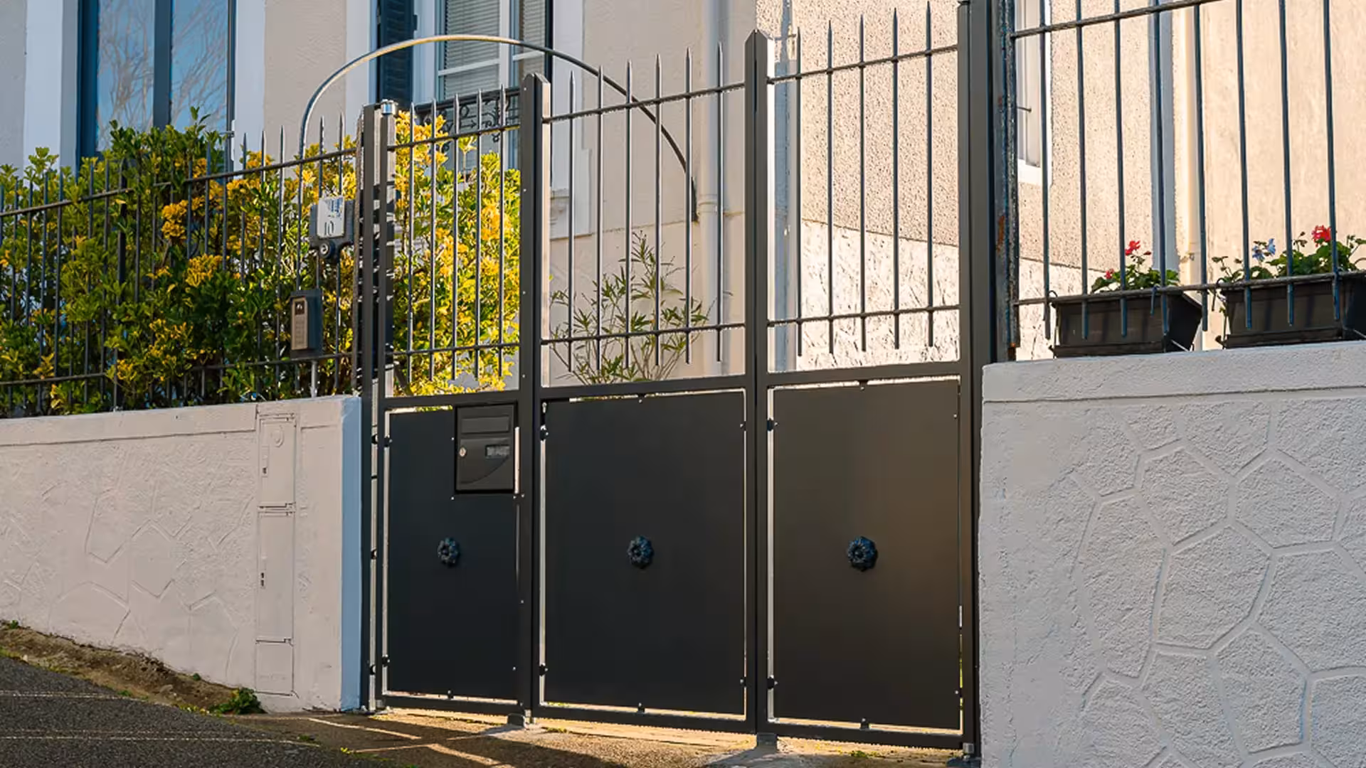 Portail sur-mesure en trois parties à arc surmonté, conçu pour s'adapter à un passage restreint à Basse Indre, fabriqué et posé par Coyac