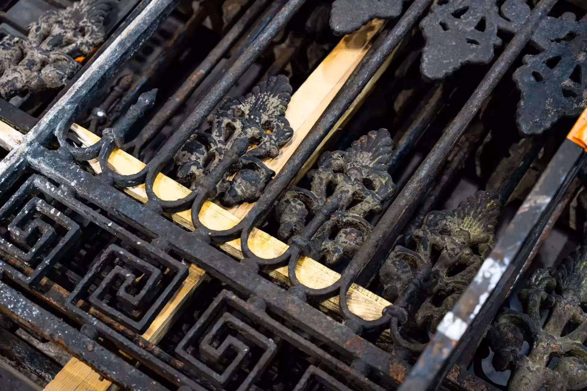 Éléments de ferronnerie d'art en fer forgé ancien avec motifs ornementaux